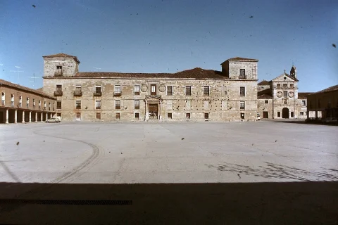 Fotografía antigua de la Plaza Mayor antes de las reformas del Palacio Ducal