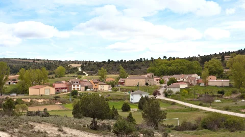 Vista panorámica del pueblo de Hortezuelos rodeado de vegetación y campos rurales
