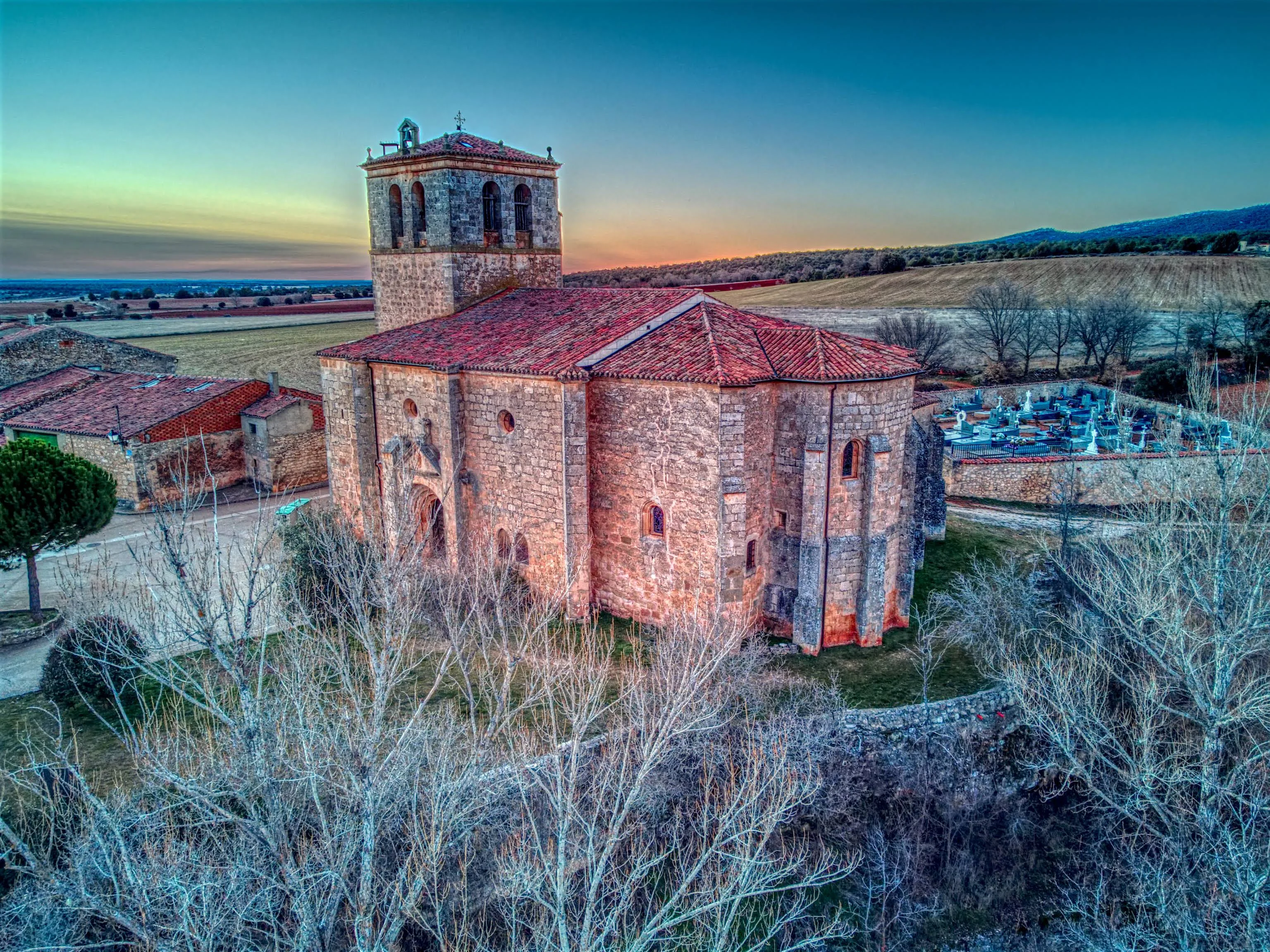 Trasera de la iglesia al atardecer
