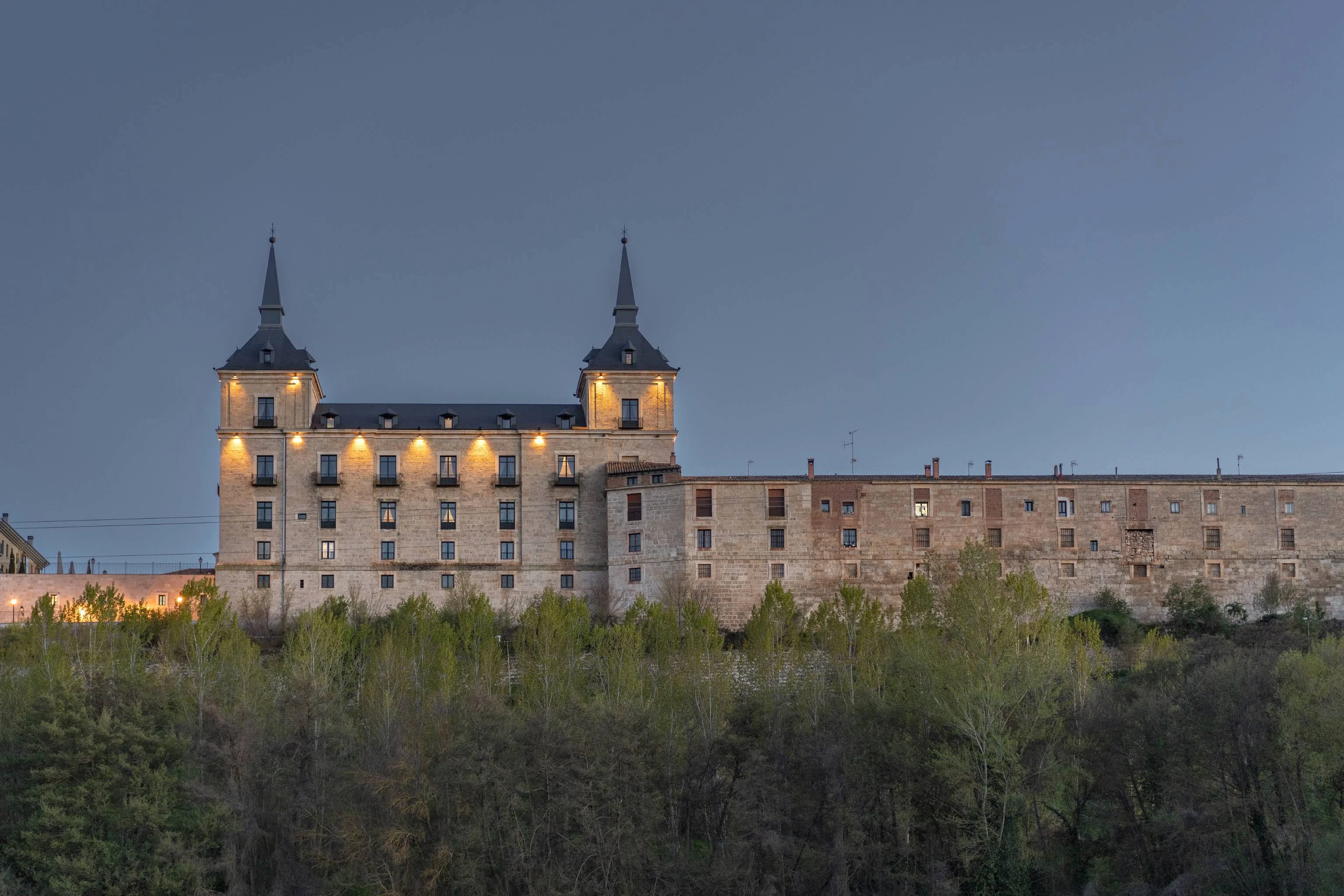 Villa ducal iluminada al atardecer