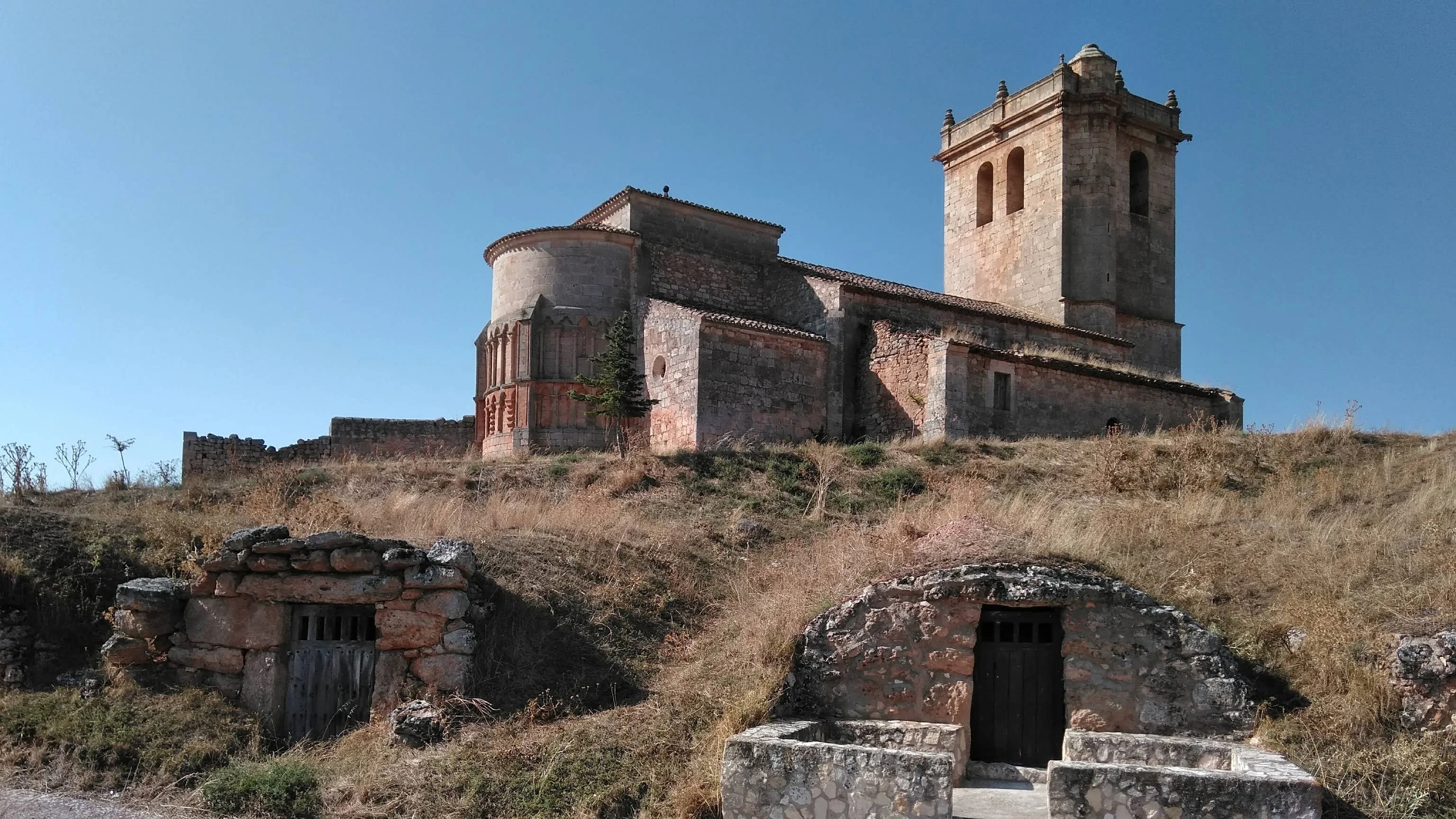 Bodegas junto a la parroquia