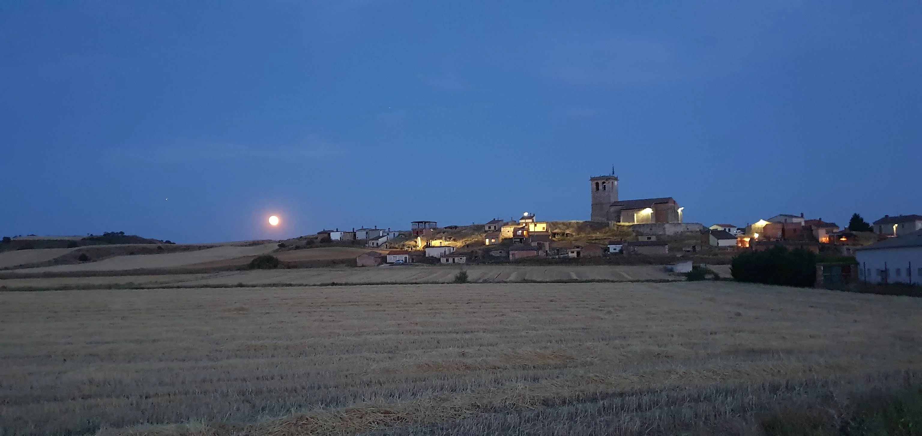 Vista panorámica de Revilla Cabriada de noche
