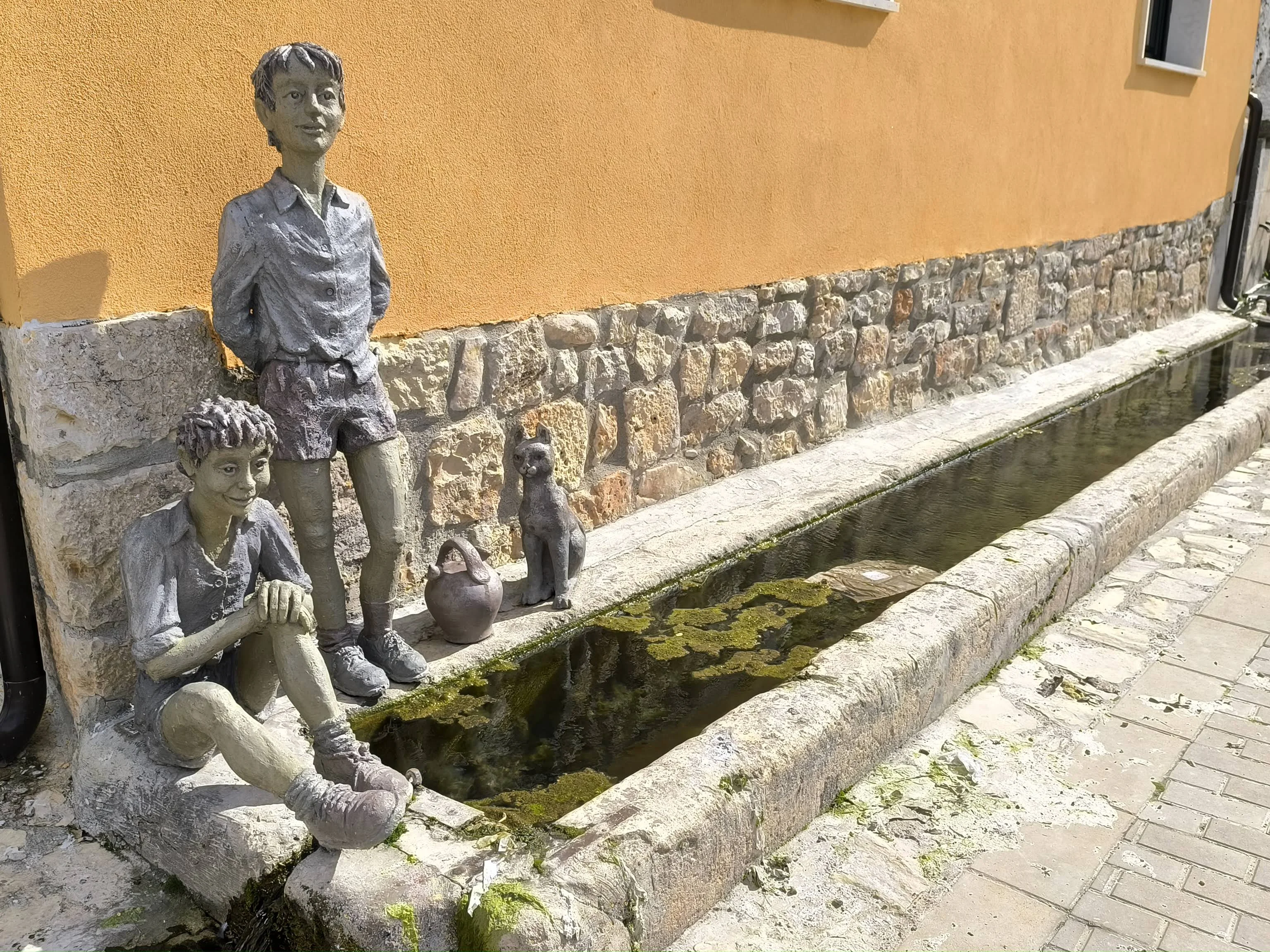 Escultura de Los Niños del Pilón (Ángel Gil)