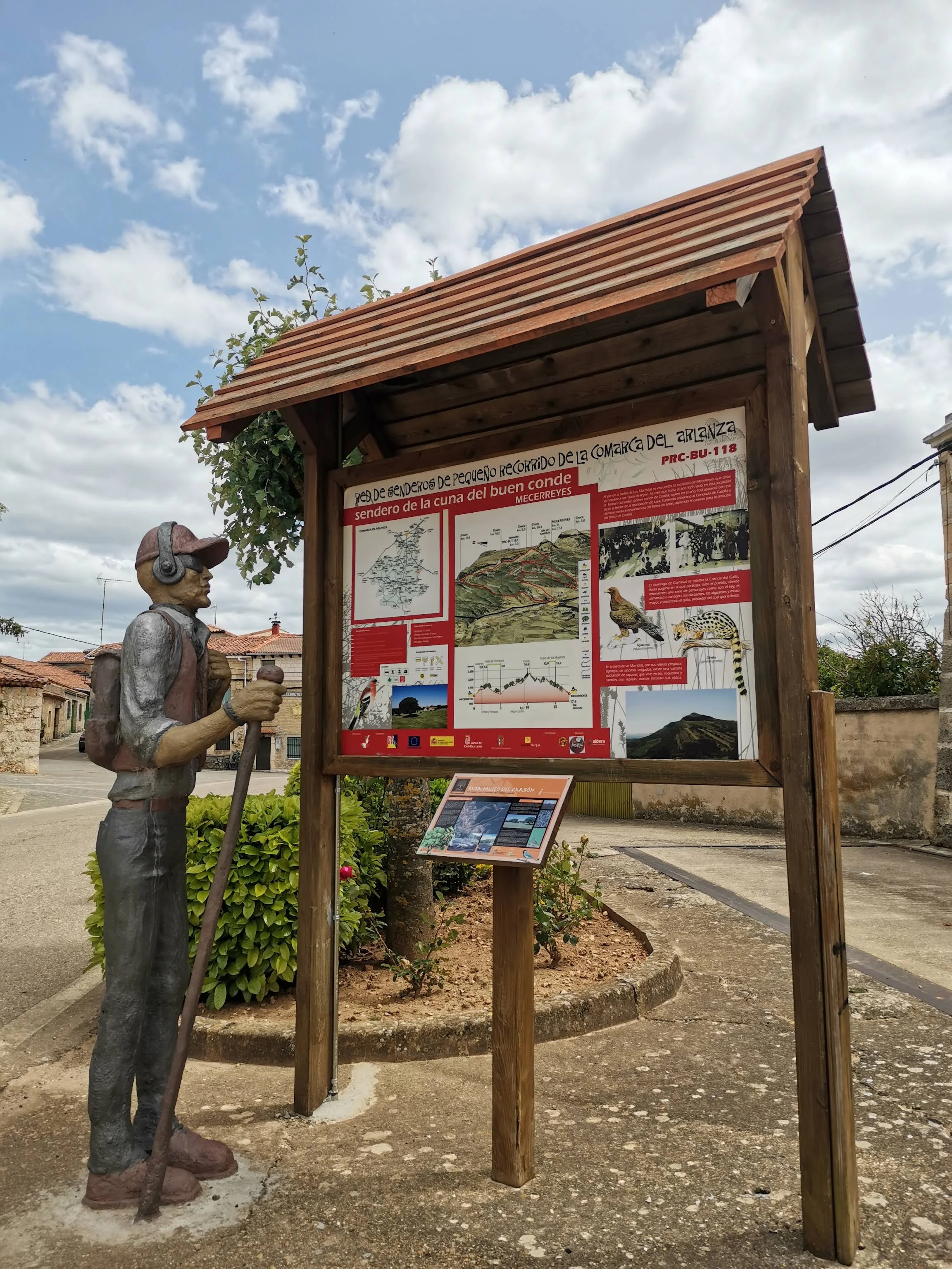 Estatua del peregrino caminante