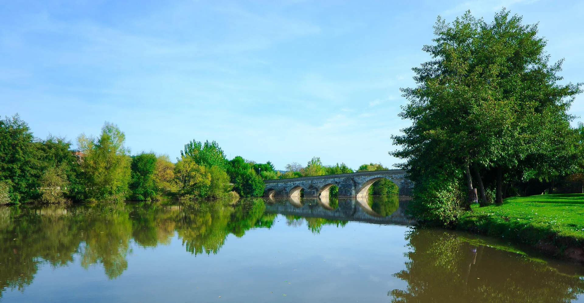 Puente de Puentedura entre la naturaleza