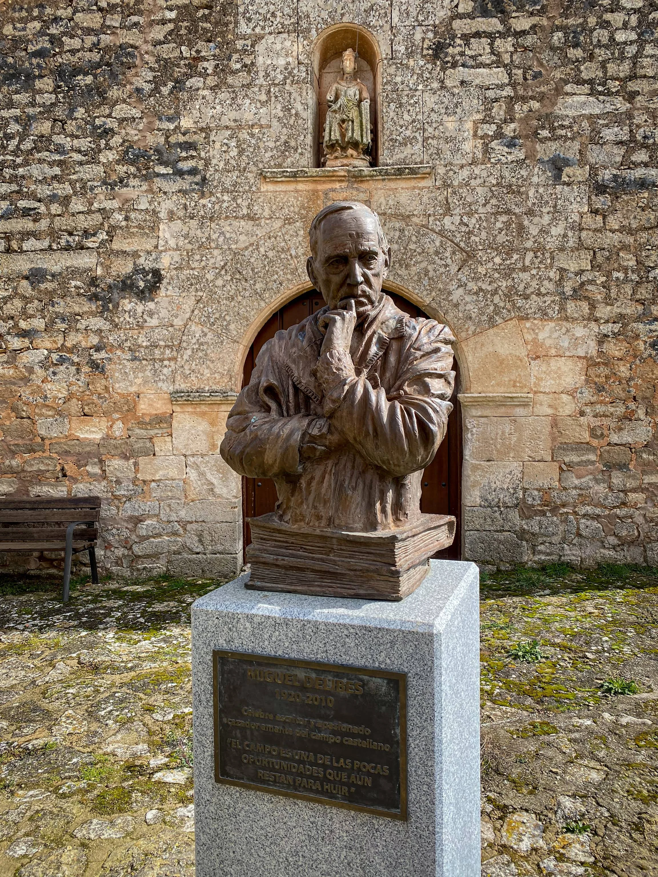 Monumento al novelista Miguel Delibes