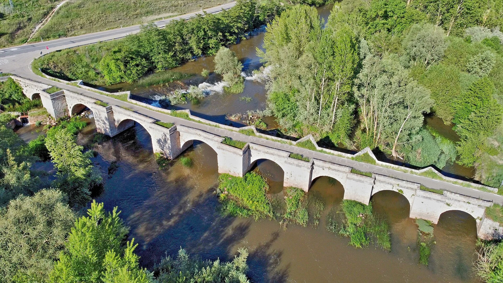 Puente de piedra en Escuderos