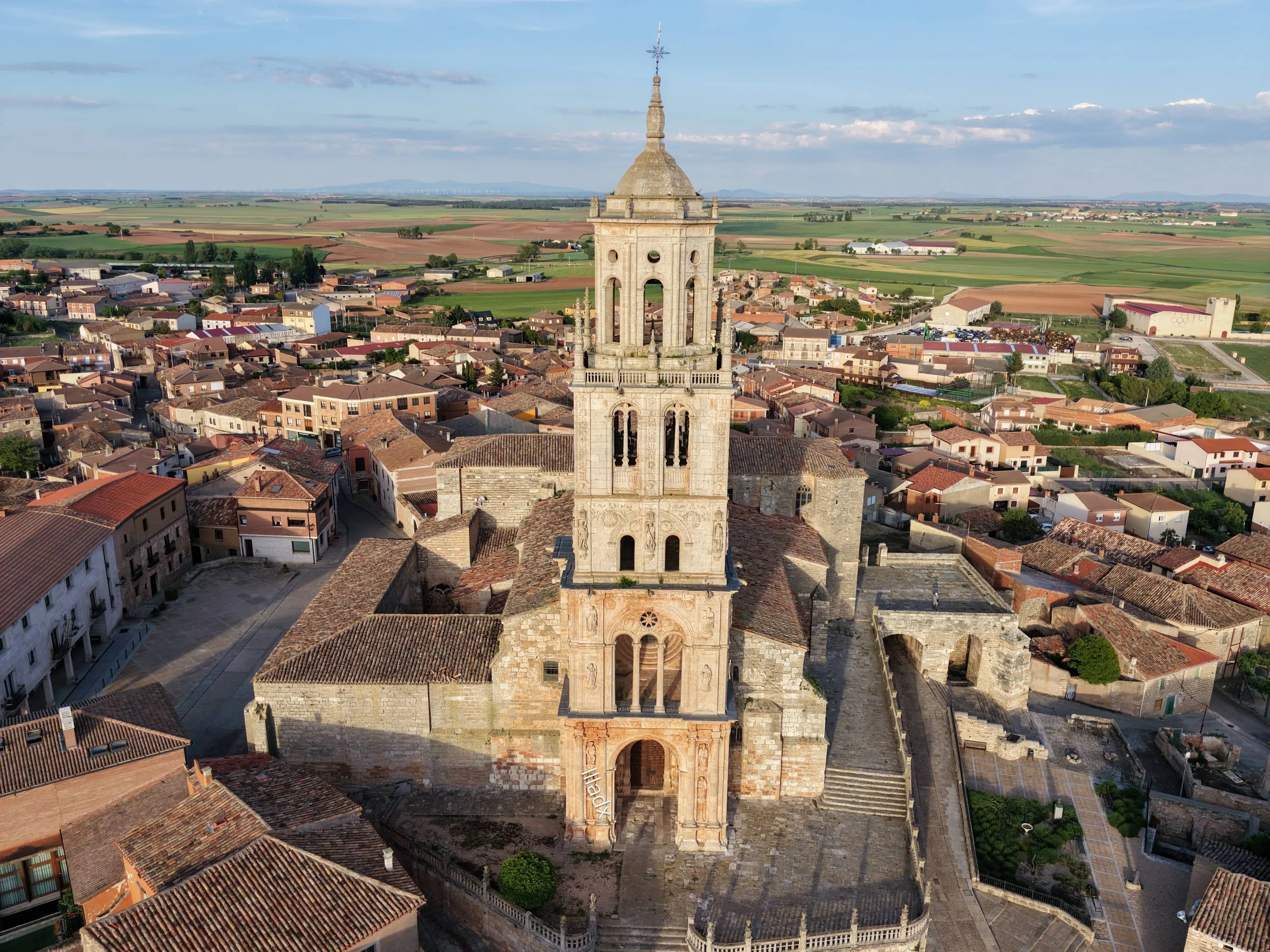 Vista aérea de la torre de la Colegiata de la Asunción