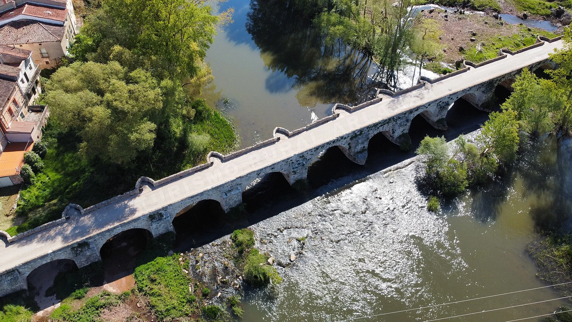 Vista aérea del puente romano de Tordómar