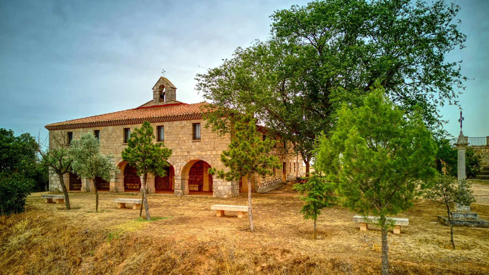 Santuario de Nuestra Señora del Madrigal con árboles