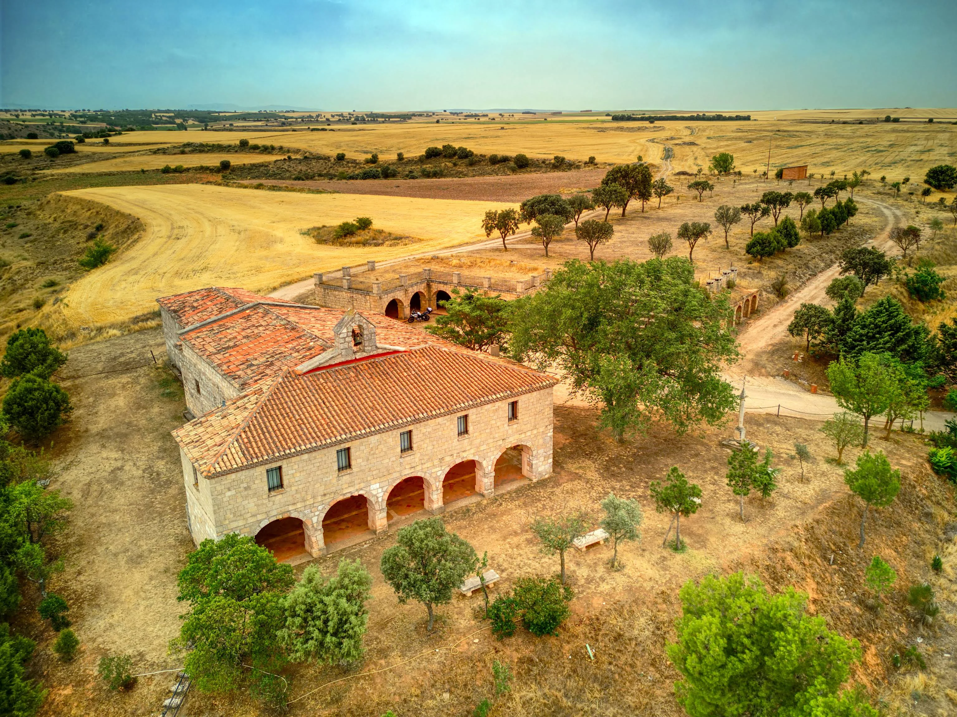 Santuario de Nuestra Señora del Madrigal inclinada