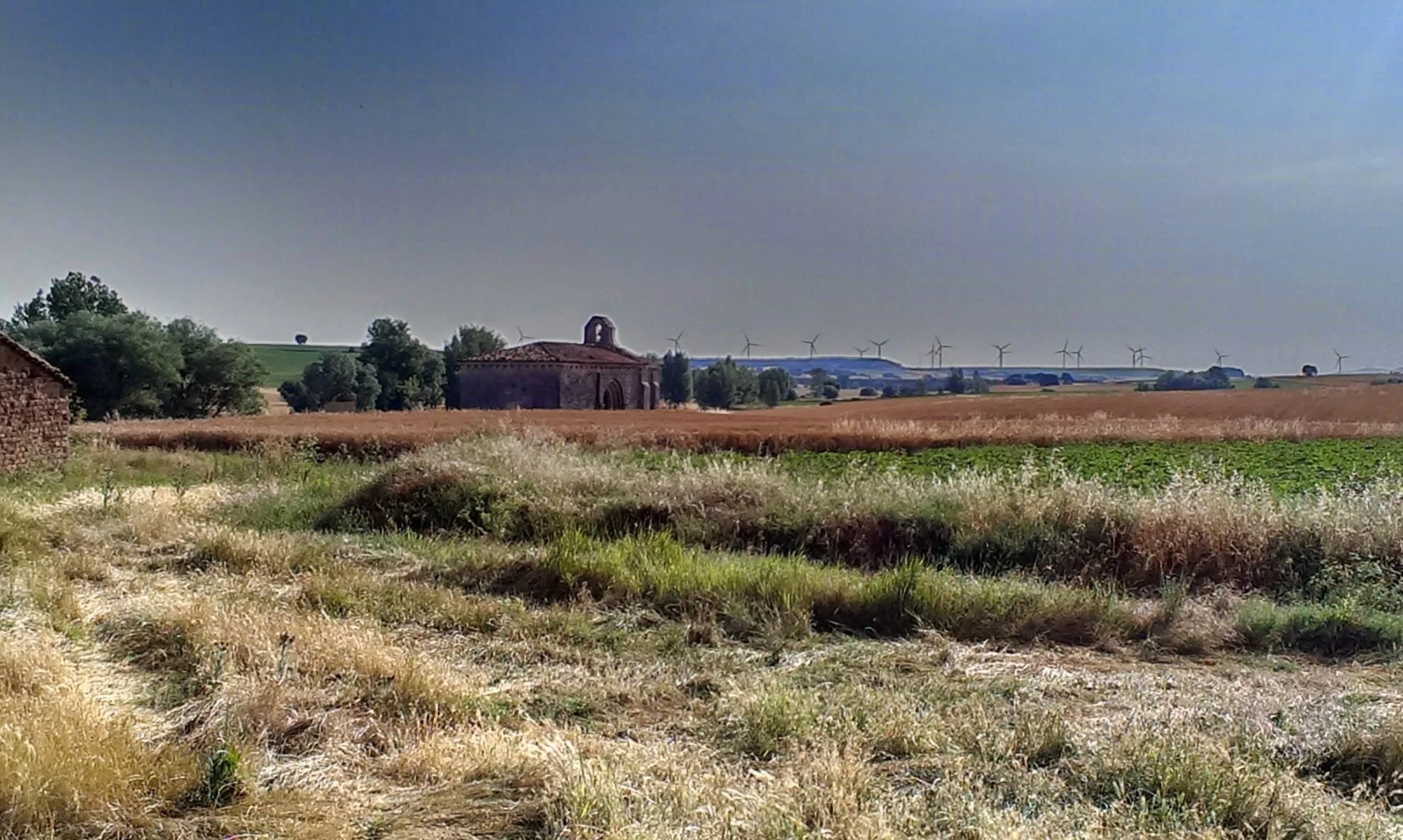 Ermita románica de San Miguel vista a lo lejos