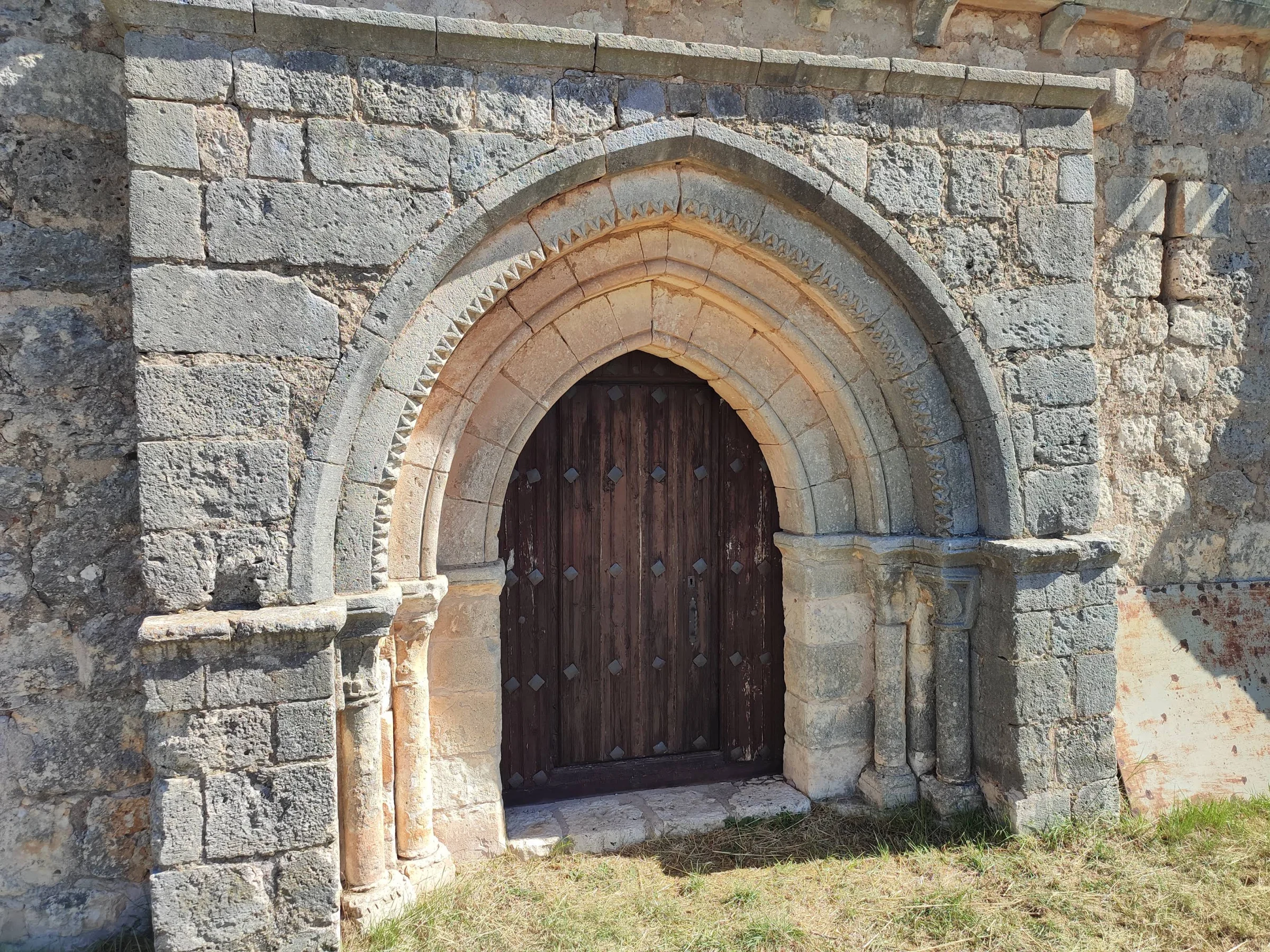 Pórtico de la Ermita románica de San Miguel