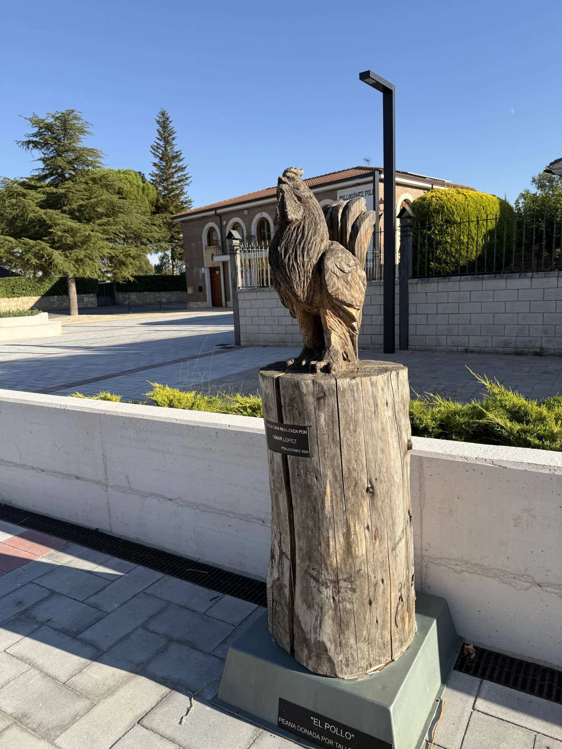 Escultura "El Pollo" realizada por Omar López 2020