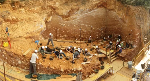 Arqueólogos trabajando en la excavación de Gran Dolina