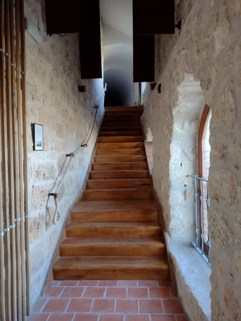 Escaleras de acceso al pasadizo