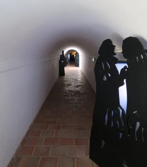 Figuras por el pasadizo