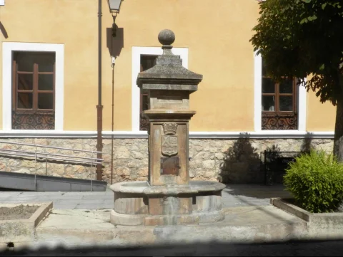 Vista frontal de la fuente