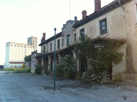 Estación de trenes y silo