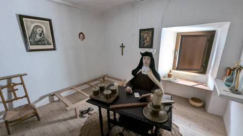 Celda de una monja (el dormitorio y espacio privado de estudio u oración)