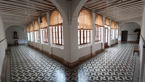 Corredor perinmóvil que rodea el patio central