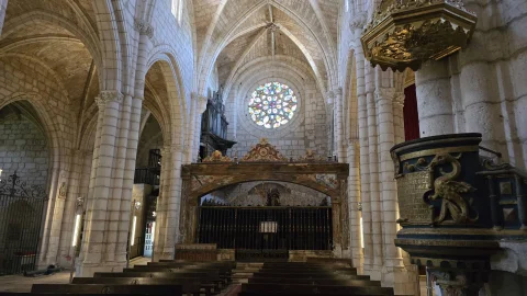 Mirando en dirección al coro y a los pies del templo