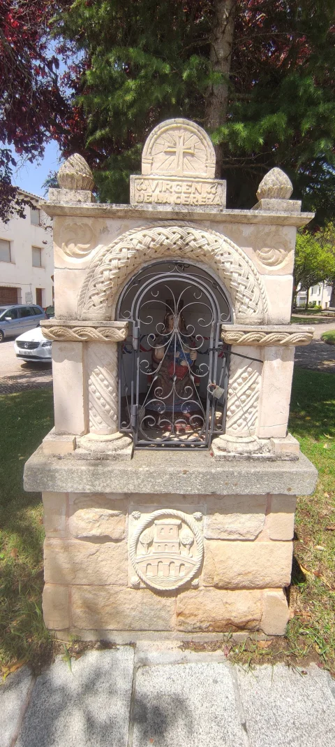 Vista frontal de la Capilla de la Virgen de la Cereza