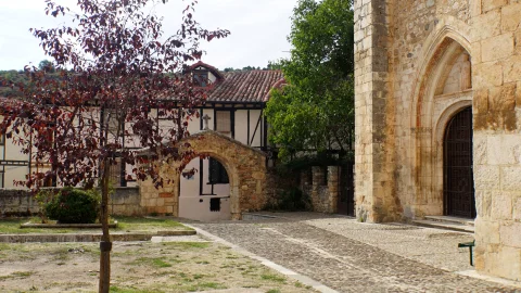 Puerta de entrada al atrio o compás de la iglesia