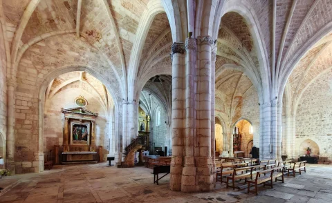 Naves interiores y la cabecera de la Iglesia de Santo Tomás