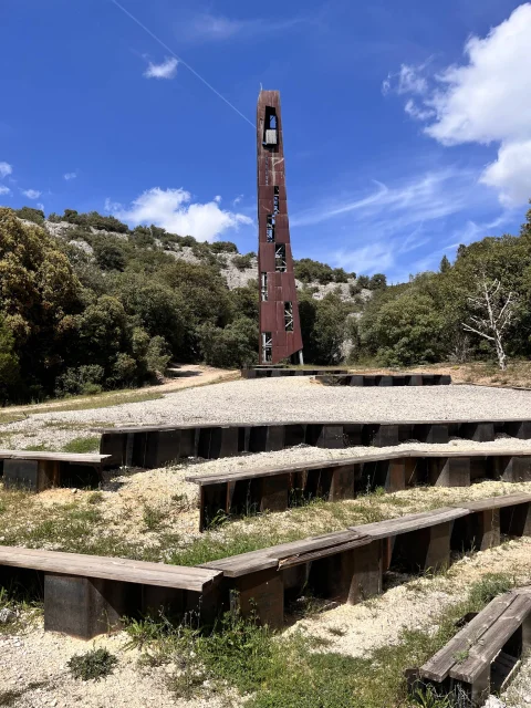Campanario metálico y el anfiteatro al aire libre