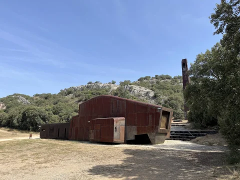 Vista trasera de la ermita vikinga