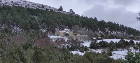 Ermita nevada en invierno