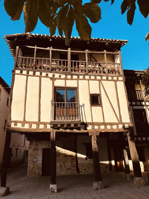 Vista frontal de la fachada de la Casa de Doña Sancha