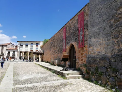 Otra vista de la plaza con el lateral del torreón