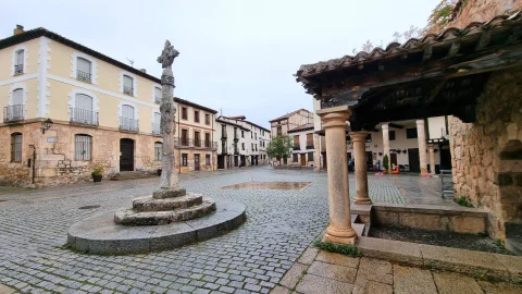 Plaza de Doña Sancha mojada por la lluvia