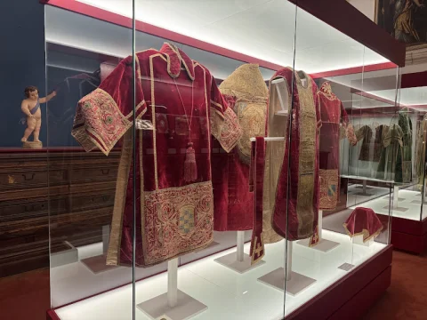 Colección de ornamentos litúrgicos e indumentaria eclesiástica (siglos XVI-XVIII)