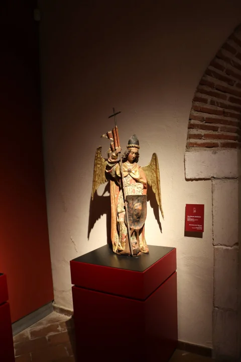 escultura representa a San Miguel Arcángel