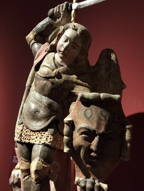 Representa a San Miguel Arcángel