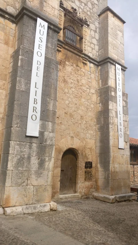 Entrada del edificio del museo del libro