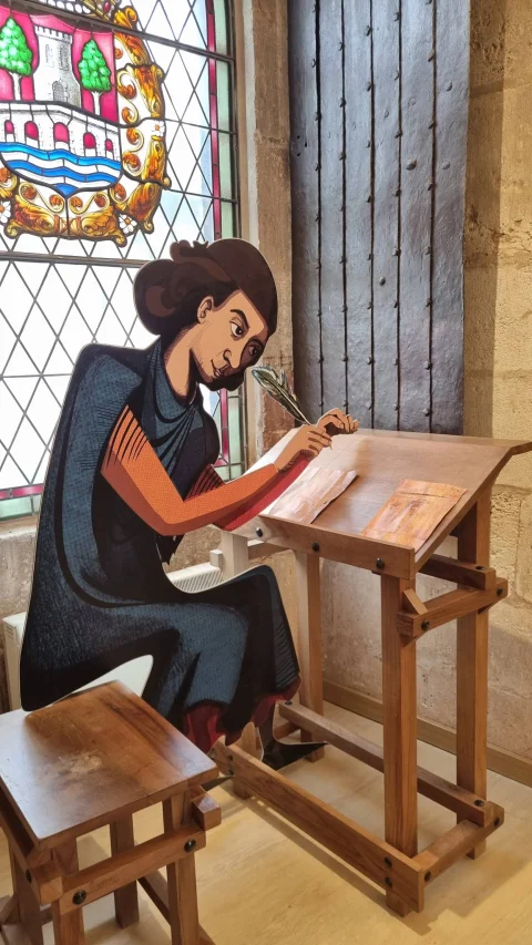 Figura del copista: Silueta e ilustración Didáctica de un mazo o amanuense medieval escribiendo con pluma