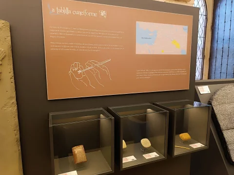 La tablilla cuneiforme: Exposición sobre los inicios de la escritura en Mesopotamia (IV milenio a. C.)