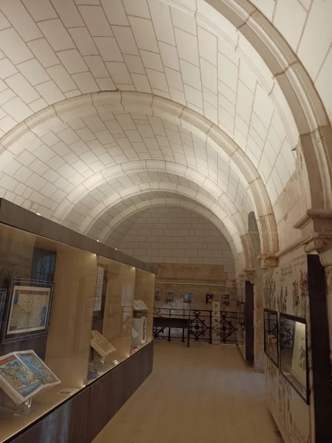 Sala de exposición: vitrinas con facsímiles, manuscritos, mapas históricos y paneles expositivos sobre la historia de la escritura y el libro