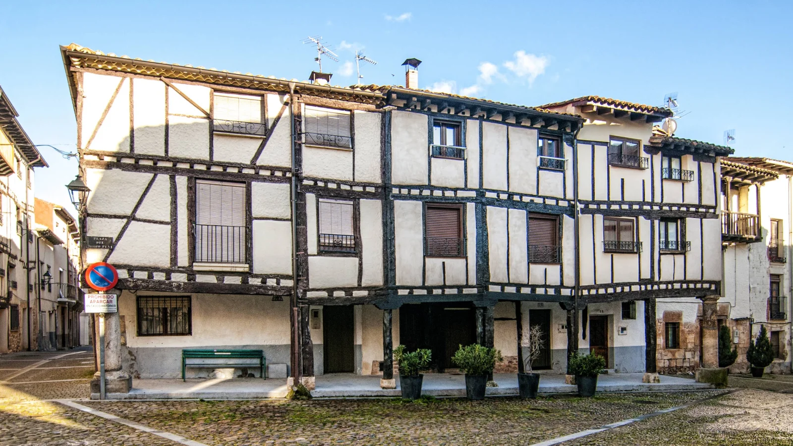 Plaza del Obispo Peña - Pórticos