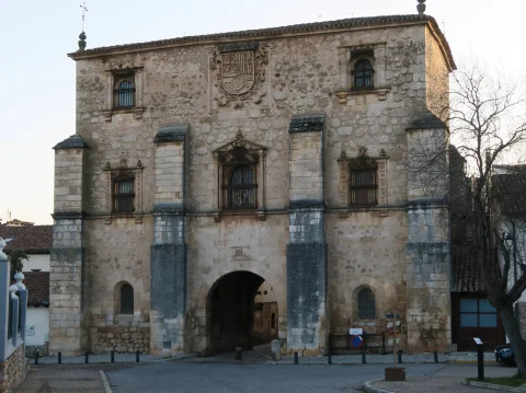 Otra vista frontal del edificio del archivo