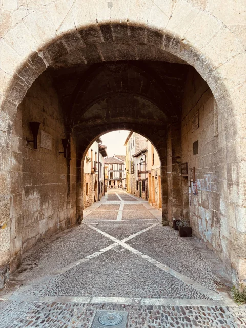 Vista de Covarrubias a través de los arcos