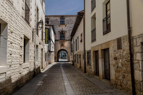 Vista de la calle camino al arco