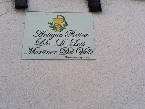 Chapa en la calle de Antigua Botica Ldo. Luis Martínez Del Valle