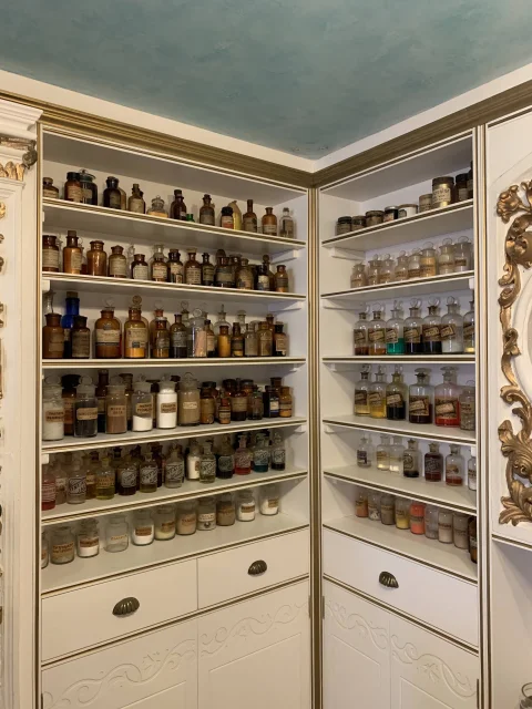 Estantería de frasquería y frascos de laboratorio del antiguo boticario