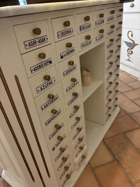 Mueble armario de herboristería o cajonería de botica