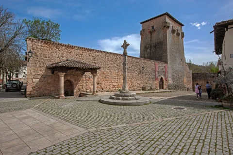 Torreón de Fernán González desde la plaza